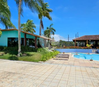 Casa de alto padrão, com estilo colonial com vista para o mar