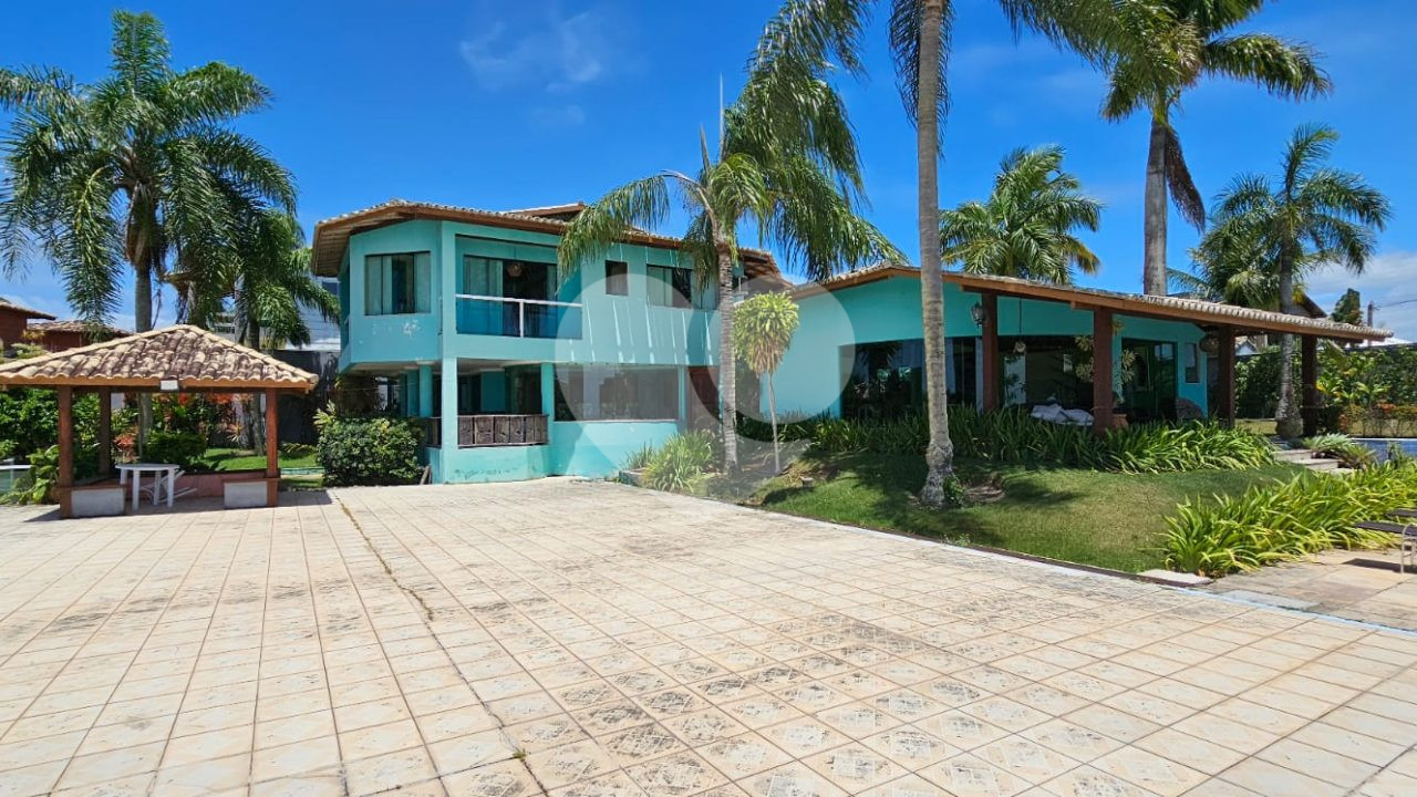 Casa de alto padrão, com estilo colonial com vista para o mar