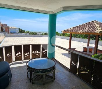 Casa de alto padrão, com estilo colonial com vista para o mar